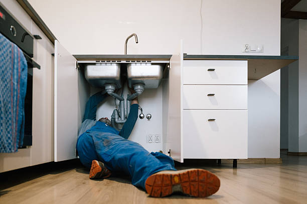 Professional Emergency Plumber technician working in China Spring, TX